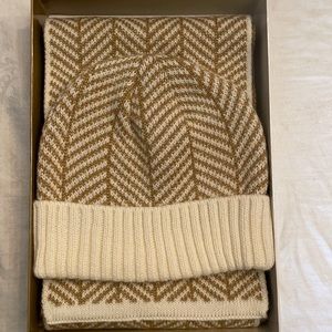 NWT Calvin Klein, 2 piece hat scarf set